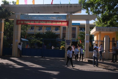 Một thí sinh phải bỏ hai môn thi vì ngộ độc thức ăn