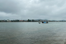 Lao ra sông cứu vợ và 2 con, trưởng phòng Nội vụ bị nước cuốn tử vong