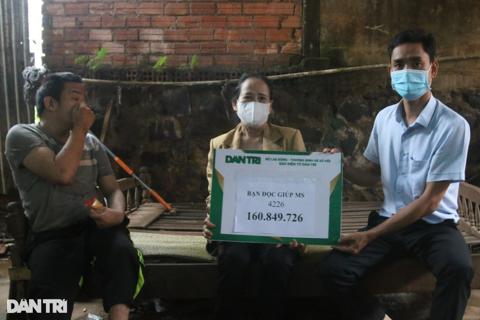 Bạn đọc Dân trí giúp vợ chồng già nuôi 2 con khờ khạo hơn 160 triệu đồng - 1 Bạn đọc Dân trí giúp vợ chồng già nuôi 2 con khờ khạo hơn 160 triệu đồng - 1