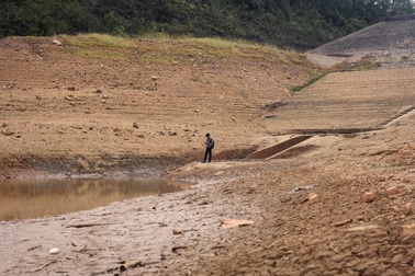 Nhiều hồ đập khô cạn chưa từng thấy do cái nóng 40 độ ròng rã nhiều tháng