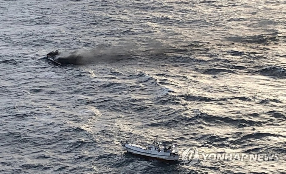 Hàn Quốc: Cháy tàu gần đảo Jeju, 6 người Việt mất tích - 2 Hàn Quốc: Cháy tàu gần đảo Jeju, 6 người Việt mất tích - 2