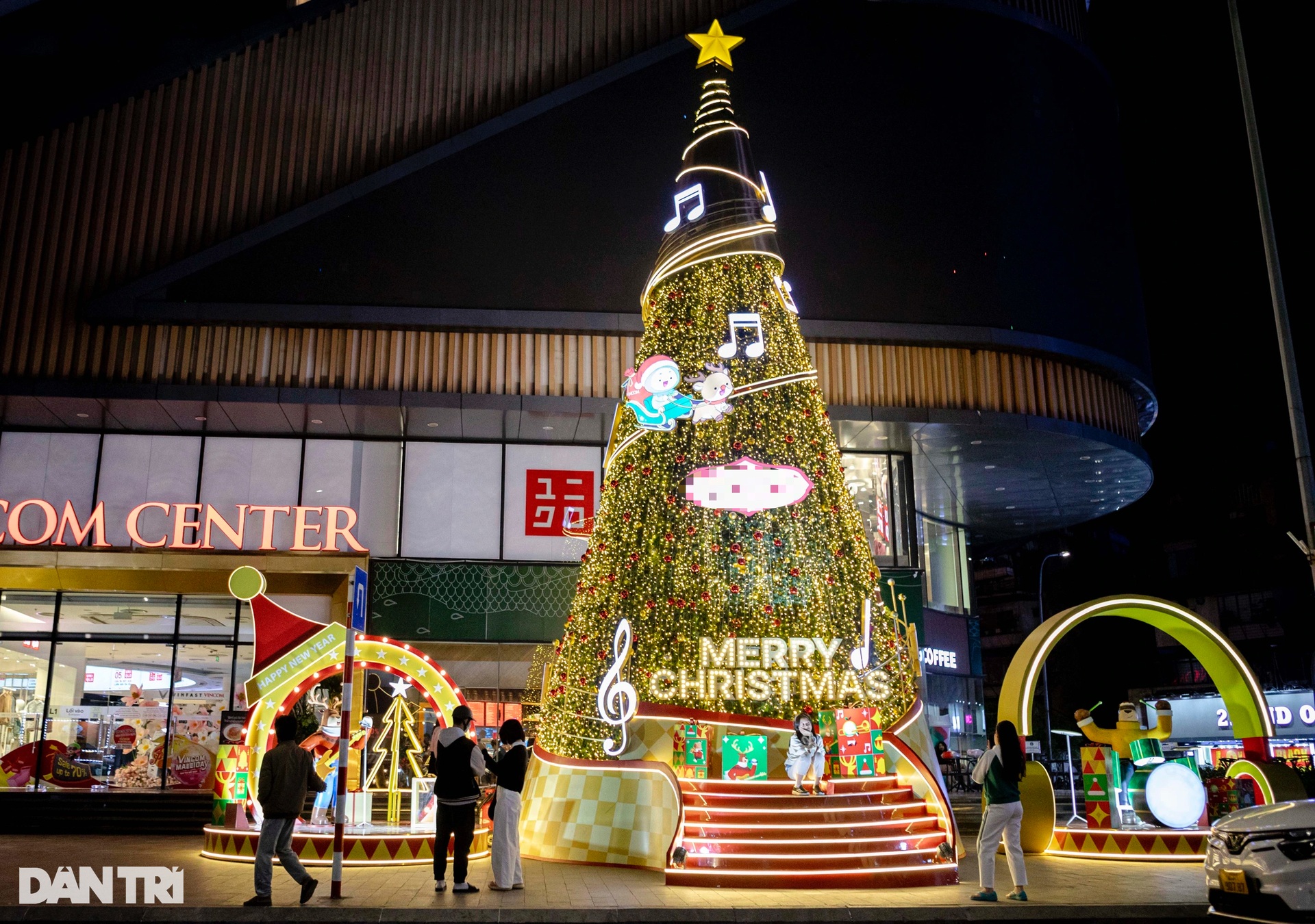Không khí sôi động đón Noel sớm trên đường phố Hà Nội - 13 Không khí sôi động đón Noel sớm trên đường phố Hà Nội - 13