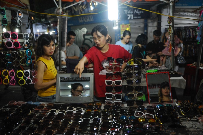 Tiểu thương phố cổ méo mặt vì chợ đêm vắng bóng khách Tây - Ảnh 4. Tiểu thương phố cổ méo mặt vì chợ đêm vắng bóng khách Tây - Ảnh 4.