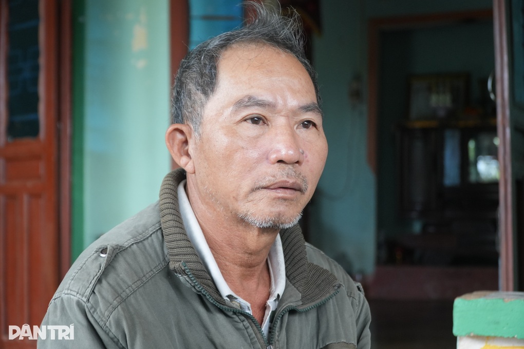 Năm ngày vượt biển về nhà, người đàn ông khóc nghẹn bên mộ vợ - 1 Năm ngày vượt biển về nhà, người đàn ông khóc nghẹn bên mộ vợ - 1