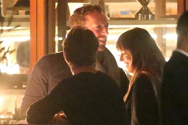 Chris Martin lần đầu bị bắt gặp đi cùng người đẹp phim 50 sắc thái