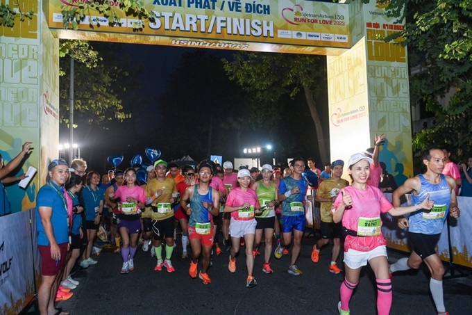 Hơn 1.500 người tham gia giải chạy Vietnam Airlines Run For Love và giải Bơi chải thuyền rồng Hà Nội mở rộng 2023.