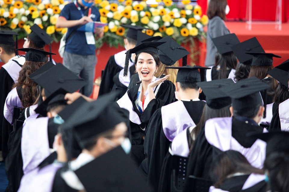 Á hậu Phương Anh tốt nghiệp thủ khoa Đại học, rạng rỡ trong ngày ra trường - 3 Á hậu Phương Anh tốt nghiệp thủ khoa Đại học, rạng rỡ trong ngày ra trường - 3