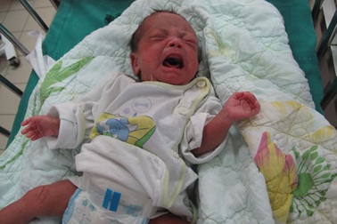 Cha mẹ bé sơ sinh đơn độc trong bệnh viện ngày Tết xin nhận con 