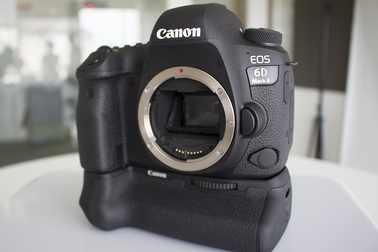 Cận cảnh máy ảnh Canon 6D Mark II giá 45,5 triệu đồng tại Việt Nam