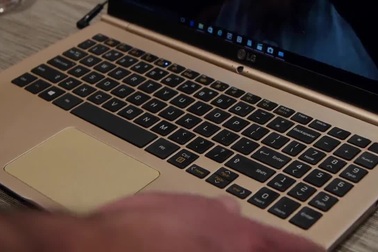 LG Gram 15 nổi bật với lớp vỏ kim loại màu vàng đẹp mắt