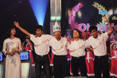 Xúc động hình ảnh thân thiết của bốn “nhà leo núi”