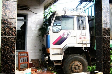 Xe tải trôi tự do húc nứt tường nhà dân