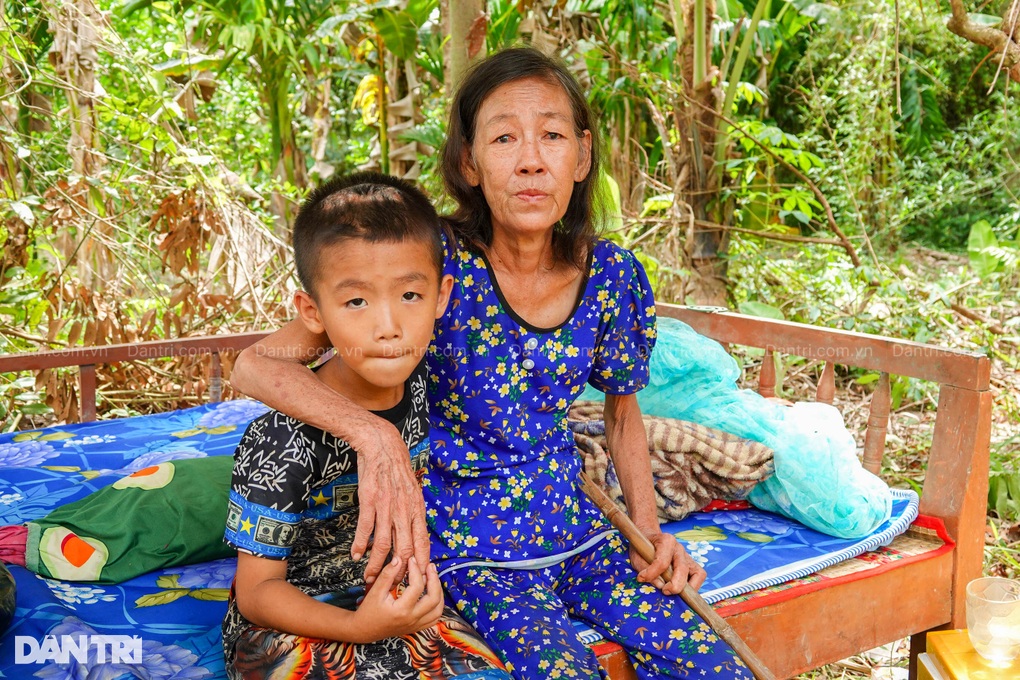 Hai bà cháu nghèo sống trong căn nhà tranh gió giật là sập sắp có nhà mới - 3 Hai bà cháu nghèo sống trong căn nhà tranh gió giật là sập sắp có nhà mới - 3