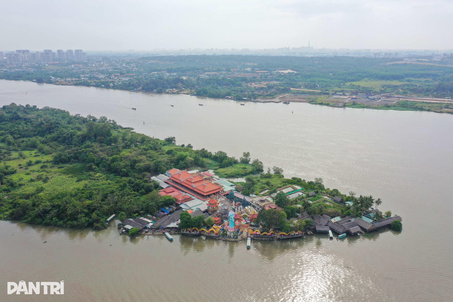 Người dân vượt sông và đi hơn 100km để đến chùa ở TPHCM - 15 Người dân vượt sông và đi hơn 100km để đến chùa ở TPHCM - 15