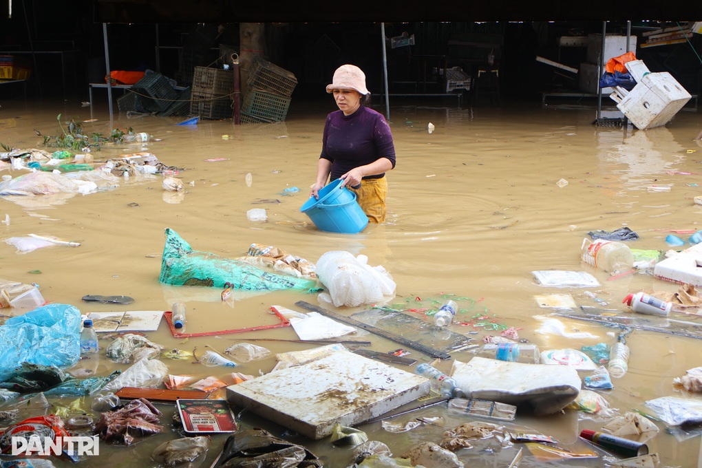 Người dân phố cổ Hội An khóc ròng vì mưa lũ lịch sử - 3 Người dân phố cổ Hội An khóc ròng vì mưa lũ lịch sử - 3
