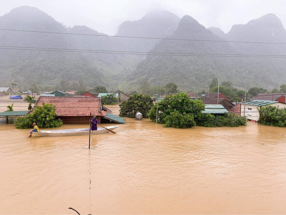 Những nhà phao diệu kỳ cứu người dân vùng rốn lũ trong cơn “đại hồng thủy” - 8 Những nhà phao diệu kỳ cứu người dân vùng rốn lũ trong cơn “đại hồng thủy” - 8