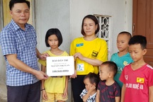 Trao gần 110 triệu đồng của bạn đọc giúp đỡ hai chị em mồ côi