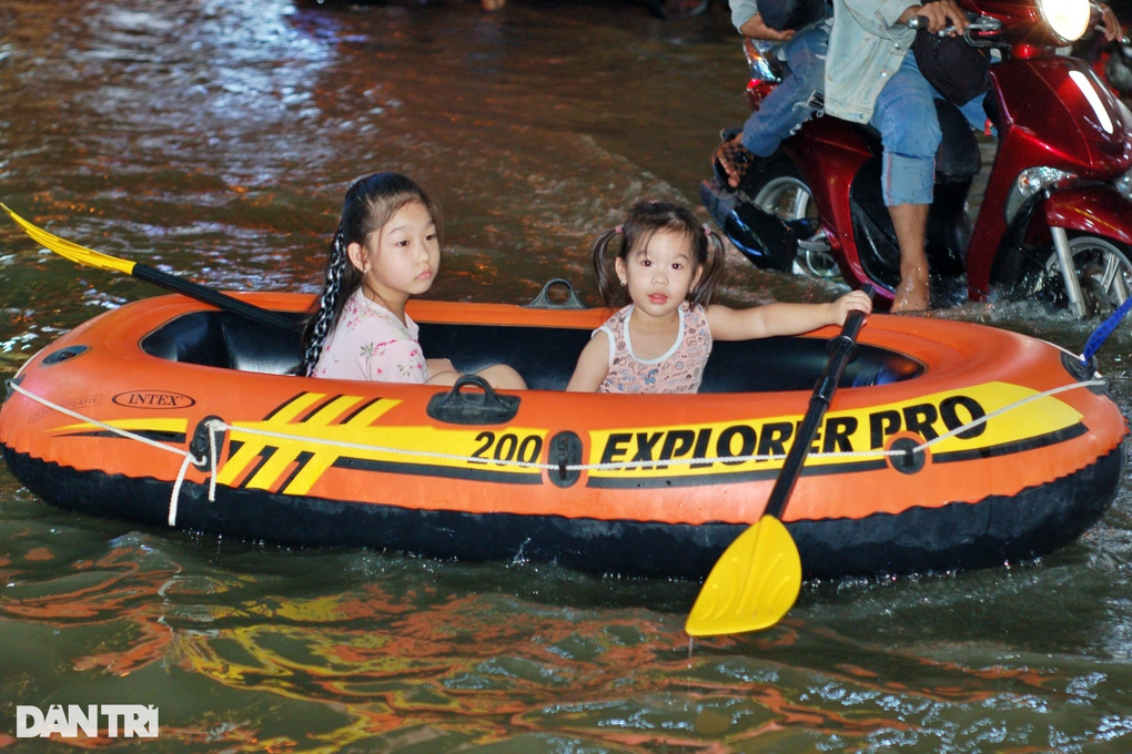 Triều cường lên cao, người dân Cần Thơ dùng phao bè đưa con đi học - 2 Triều cường lên cao, người dân Cần Thơ dùng phao bè đưa con đi học - 2