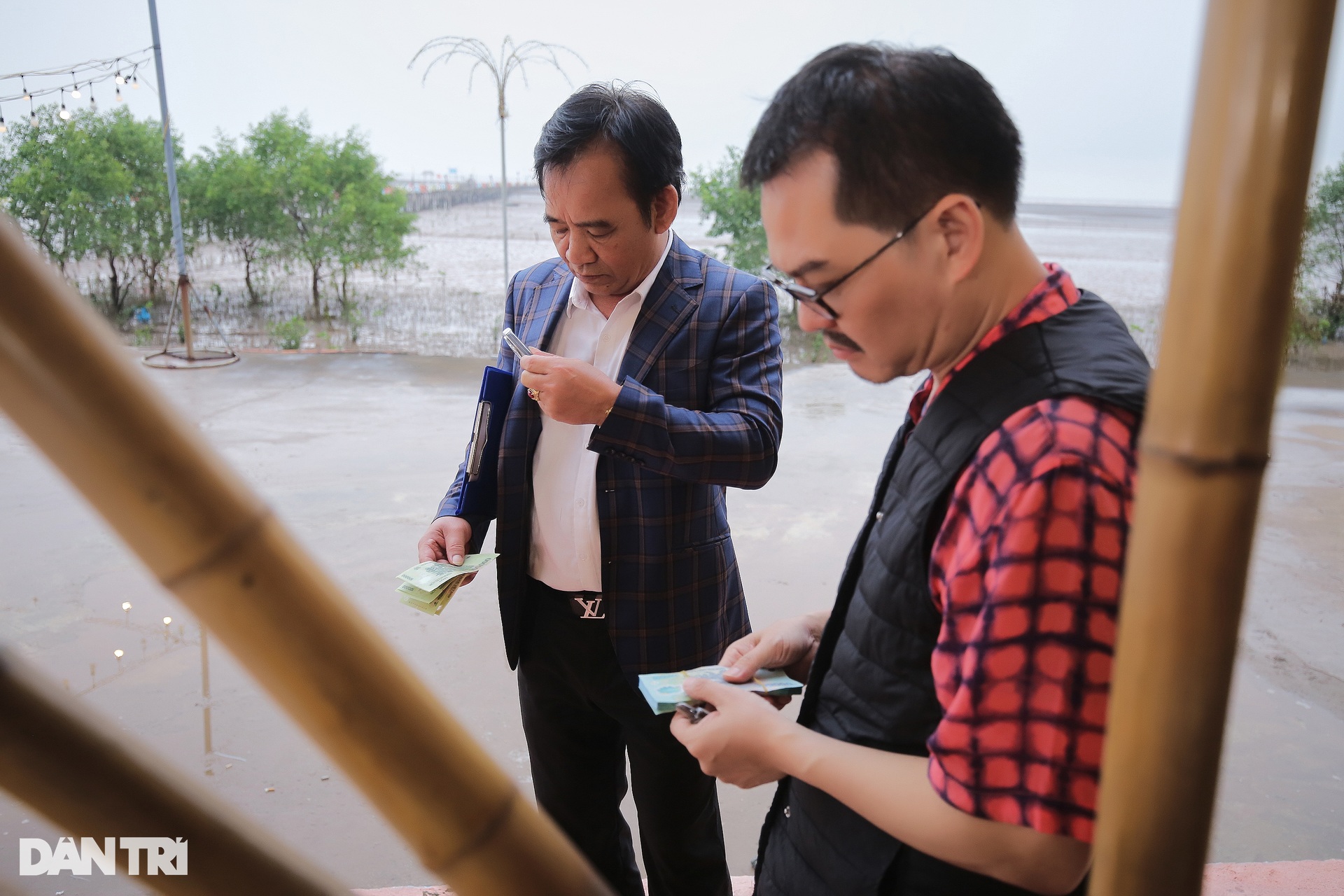 NSND Trung Hiếu cười tít mắt khi được Hoàng Hải trang điểm vào vai đại gia - 8 NSND Trung Hiếu cười tít mắt khi được Hoàng Hải trang điểm vào vai đại gia - 8
