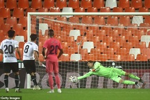 Valencia 4-1 Real Madrid: Cú hattrick phạt đền của Soler