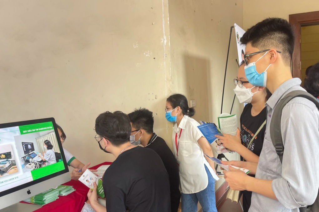 Giám đốc bệnh viện công tới trường đại học chiêu mộ bác sĩ - 1 Giám đốc bệnh viện công tới trường đại học chiêu mộ bác sĩ - 1