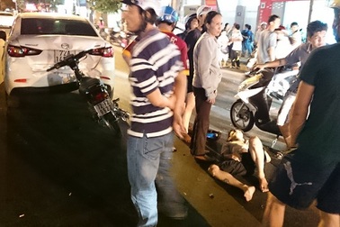 Xe máy chạy tốc độ cao tông "dính" vào đuôi ô tô