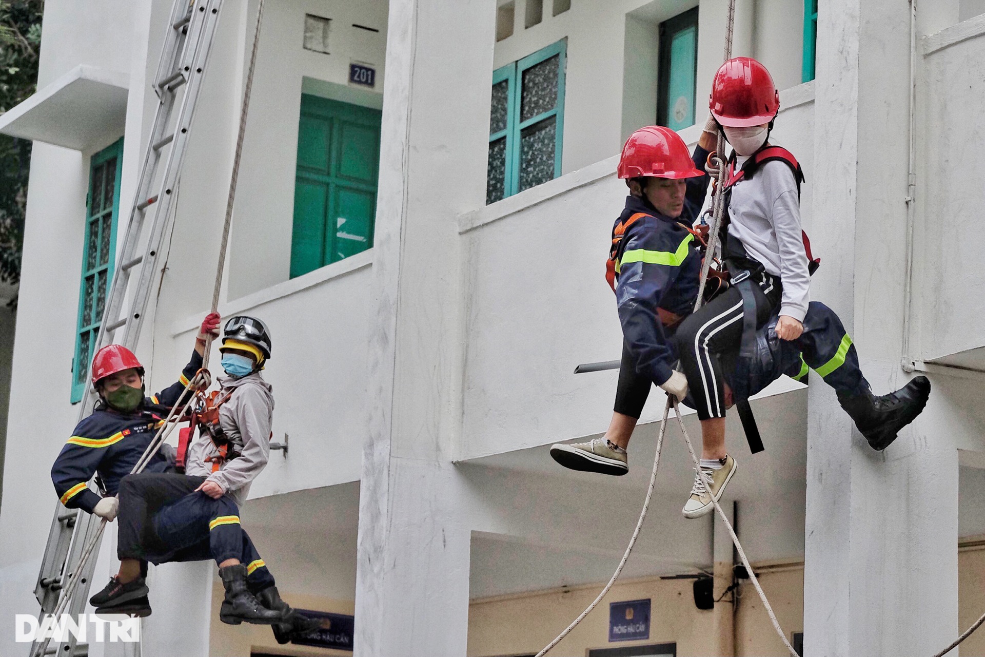 Lính cứu hỏa đu dây đưa người mắc kẹt thoát khỏi đám cháy cao tầng ở Hà Nội - 7 Lính cứu hỏa đu dây đưa người mắc kẹt thoát khỏi đám cháy cao tầng ở Hà Nội - 7