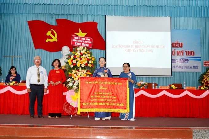 UBND TP Mỹ Tho tặng bức trướng “Đoàn kết, Yêu thương, Chung tay phát triển cộng đồng” cho Hội Từ thiện.