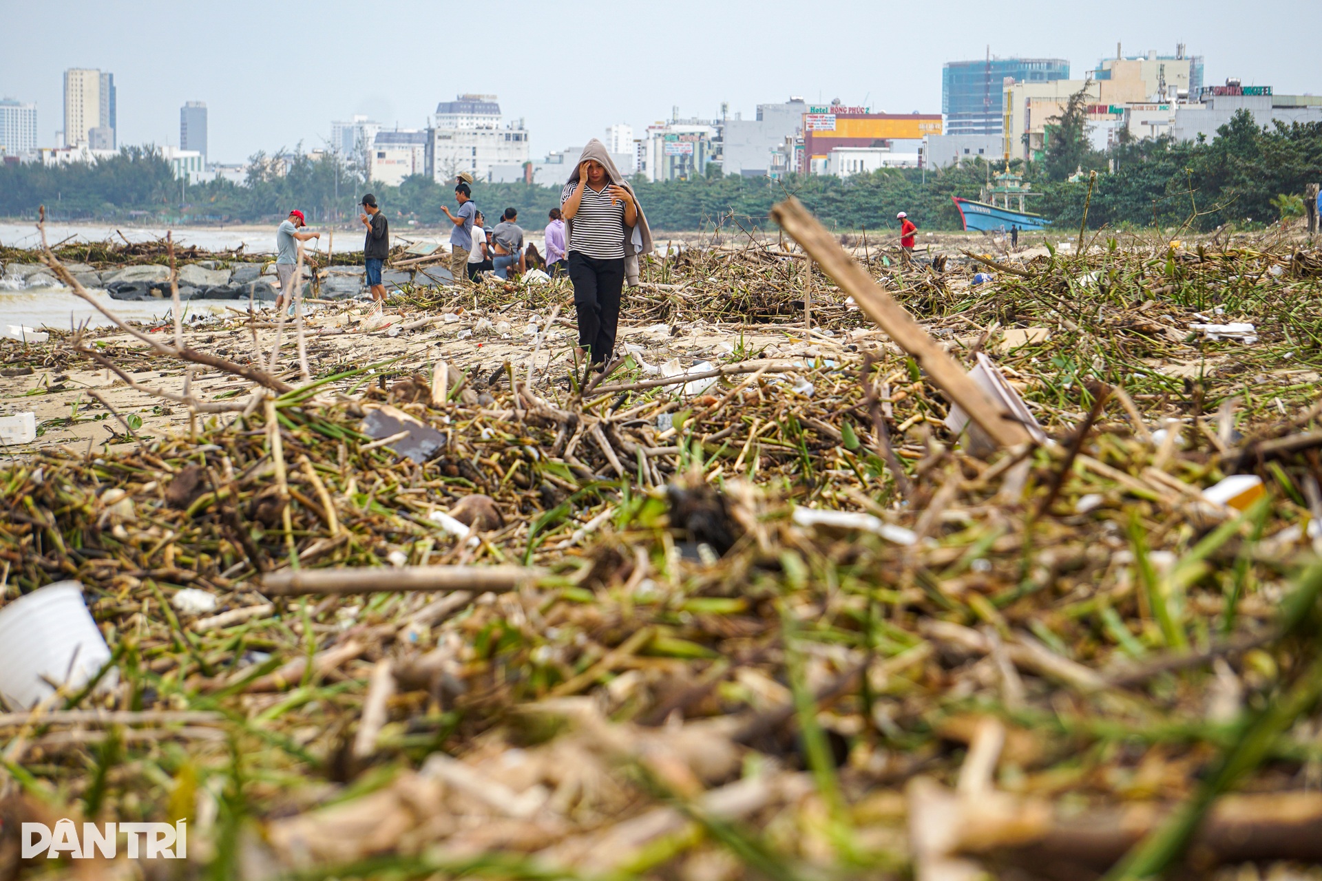 Hình ảnh bờ biển Đà Nẵng khác lạ sau mưa lũ - 1
