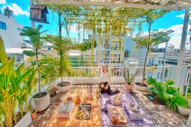 Góc "trốn dịch" trên sân thượng của gia đình nữ travel blogger Sài Gòn
