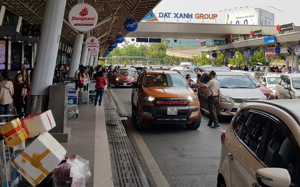 Sân bay Tân Sơn Nhất đông đúc .jpg Sân bay Tân Sơn Nhất đông đúc .jpg