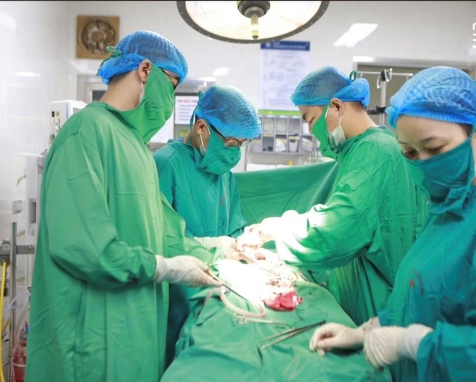 Ê kíp phẫu thuật cứu em bé phát hiện bị tim bẩm sinh ngay trong bụng mẹ.