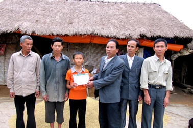 Quà Nhân ái đến với "cậu bé dân tộc thiểu số cứu 2 em nhỏ"