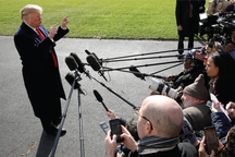 Cách ông Trump chiếm "oxy truyền thông" của đối thủ