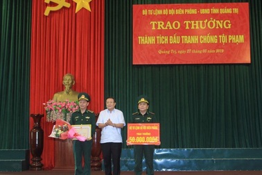 Khen thưởng thành tích đấu tranh 2 chuyên án ma túy "khủng"