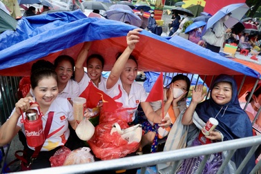 Đội ô, khoá ghế… ngồi kín vỉa hè từ đêm chờ xem sơ duyệt diễu binh