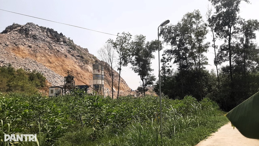 Đá xuyên thủng mái nhà, rơi xuống mâm cơm, giường ngủ - 5 Đá xuyên thủng mái nhà, rơi xuống mâm cơm, giường ngủ - 5
