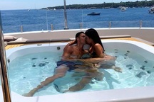 C.Ronaldo khoá môi bạn gái say đắm trong kỳ nghỉ hè