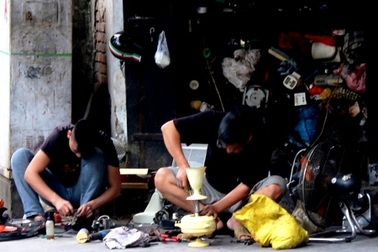 Uống bia 5 ngàn, sửa quạt tiền triệu ở phố cổ Hà thành