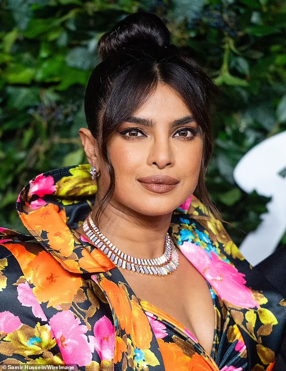 Hoa hậu thế giới Priyanka và chồng kém 10 tuổi sáng nhất tiệc thời trang - 2 Hoa hậu thế giới Priyanka và chồng kém 10 tuổi sáng nhất tiệc thời trang - 2