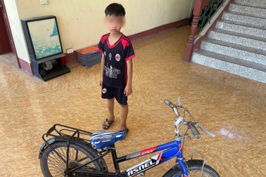 Bé trai 9 tuổi đạp xe đi lạc hơn 35km từ Nghệ An sang Hà Tĩnh