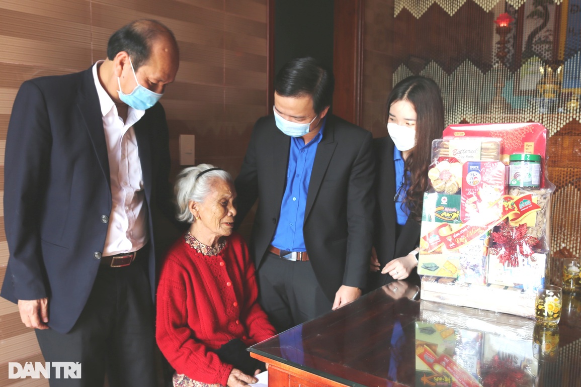 Mẹ tự hào vì chồng, con trai đã anh dũng chiến đấu, hy sinh vì Tổ Quốc! - 1 Mẹ tự hào vì chồng, con trai đã anh dũng chiến đấu, hy sinh vì Tổ Quốc! - 1