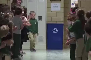 Ấm áp khoảnh khắc bé trai quay trở lại trường học sau khi chiến thắng căn bệnh ung thư