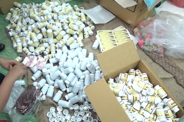Bắt 11 người trong đường dây sản xuất thuốc, thực phẩm chức năng giả
