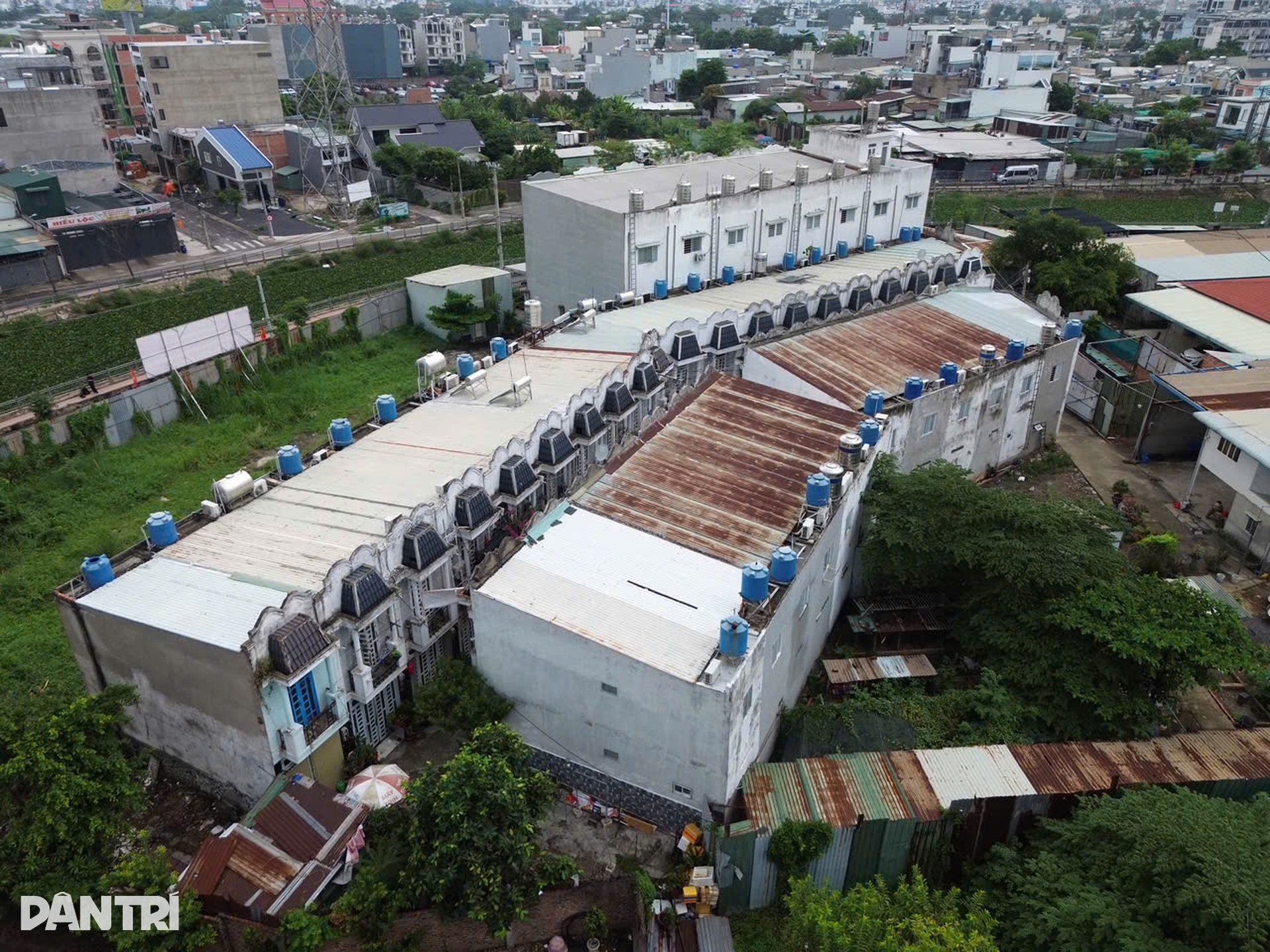 Hiện trạng dãy nhà 43 căn xây sai phép có nguy cơ bị tháo dỡ ở TPHCM - 1 Hiện trạng dãy nhà 43 căn xây sai phép có nguy cơ bị tháo dỡ ở TPHCM - 1