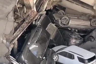 Sập bãi đậu xe 4 tầng ở Mỹ, ô tô chất đống