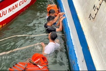 Từ thảm kịch ở Hạ Long: Làm gì để có cơ hội sống khi lật tàu giữa biển?