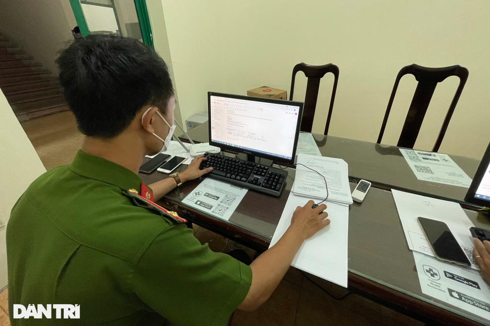 Cận cảnh quá trình Công an Hà Nội cấp giấy đi đường loại mới cho người dân - 6 Cận cảnh quá trình Công an Hà Nội cấp giấy đi đường loại mới cho người dân - 6