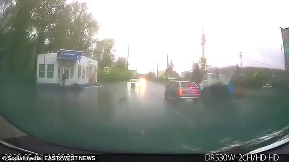 Cậu bé 10 tuổi lái ô tô với tốc độ 160 km/h chở em gái đi chơi - 2 Cậu bé 10 tuổi lái ô tô với tốc độ 160 km/h chở em gái đi chơi - 2