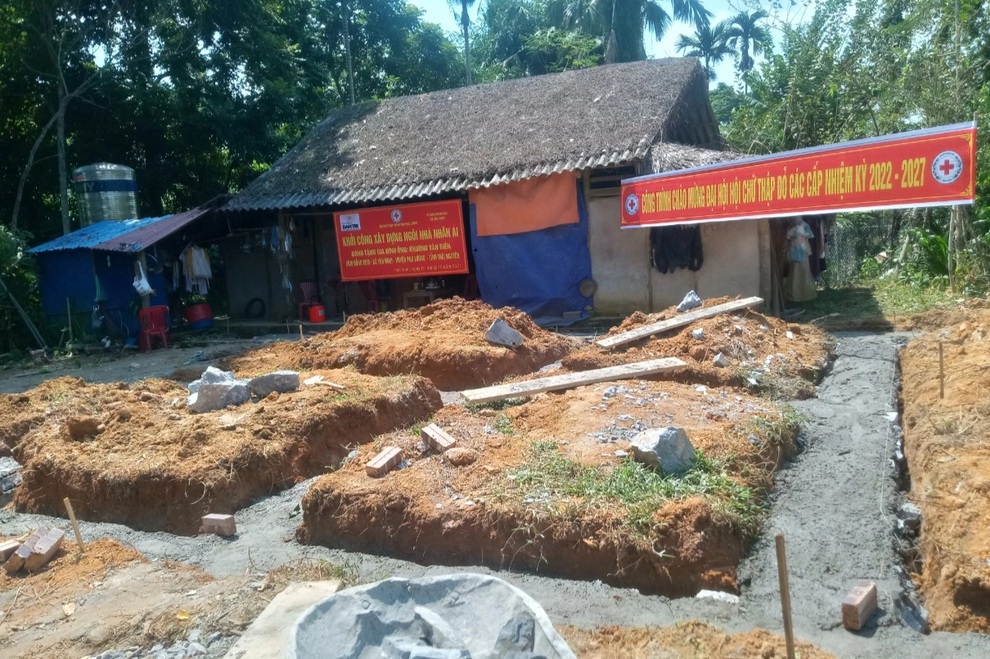 Khởi công xây dựng Ngôi nhà Nhân ái dành tặng người đàn ông mù - 4 Khởi công xây dựng Ngôi nhà Nhân ái dành tặng người đàn ông mù - 4